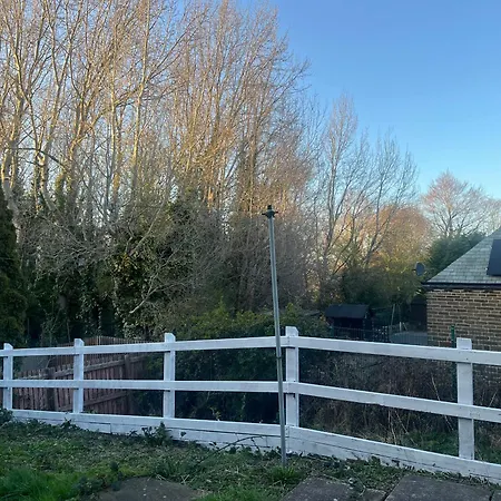 בית נופש Business & Family Friendly 2 Bed Free Parking Washer Dryer & Garden Ideal For Contractors Too Near Saltaire & Bingley *