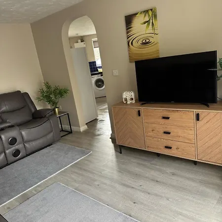 Business & Family Friendly 2 Bed Free Parking Washer Dryer & Garden Ideal For Contractors Too Near Saltaire & Bingley בית נופש *