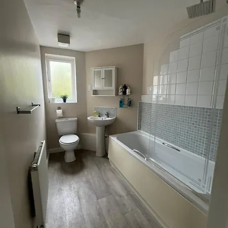 Business & Family Friendly 2 Bed Free Parking Washer Dryer & Garden Ideal For Contractors Too Near Saltaire & Bingley בית נופש