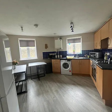 Business & Family Friendly 2 Bed Free Parking Washer Dryer & Garden Ideal For Contractors Too Near Saltaire & Bingley * בראדפורד