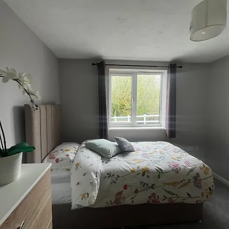 Business & Family Friendly 2 Bed Free Parking Washer Dryer & Garden Ideal For Contractors Too Near Saltaire & Bingley