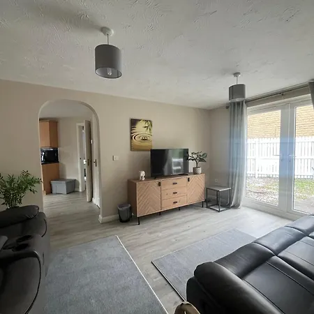 Business & Family Friendly 2 Bed Free Parking Washer Dryer & Garden Ideal For Contractors Too Near Saltaire & Bingley * בראדפורד