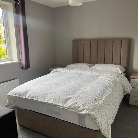 Business & Family Friendly 2 Bed Free Parking Washer Dryer & Garden Ideal For Contractors Too Near Saltaire & Bingley בית נופש בראדפורד