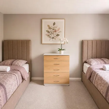 Beautiful, Spacious 2 Bed House, Saltaire-bingley, Sleeps 5 *