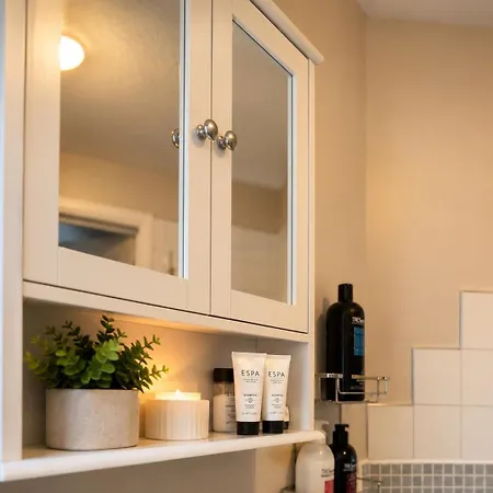Beautiful, Spacious 2 Bed House, Saltaire-bingley, Sleeps 5 * Брадфорд
